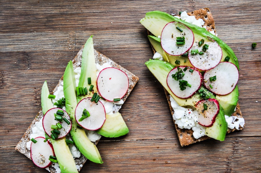 Tiny Spoon Rezepte - Avocado-Hüttenkäse-Brot