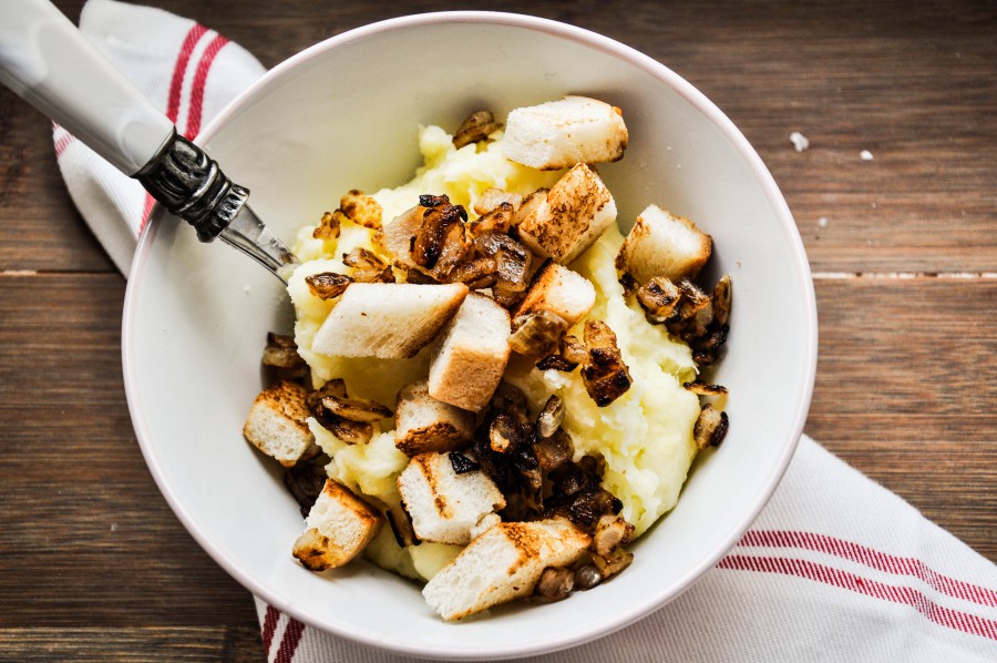 Kartoffelpüree mit Käse, Röstzwiebeln &amp; Croutons • Tiny Spoon