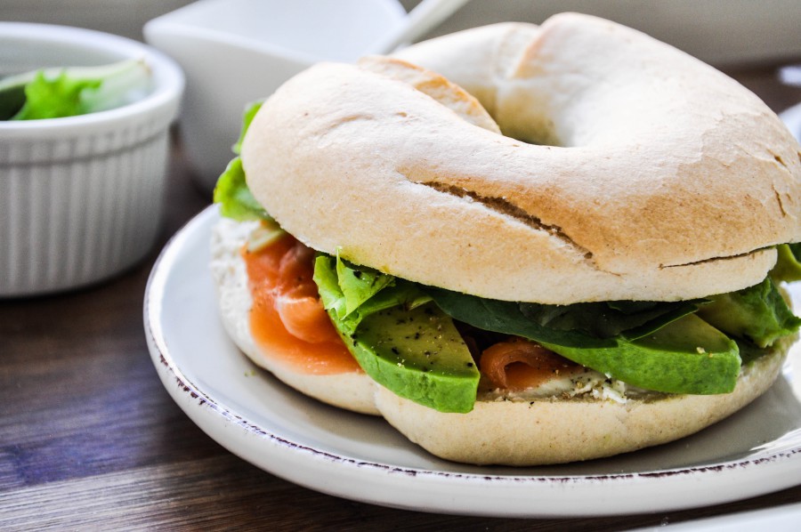 Tiny Spoon Rezepte - Lachs-Avocado-Bagel