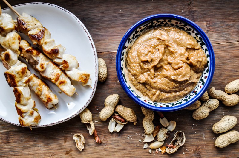 Hühnerspieße mit Erdnusssauce