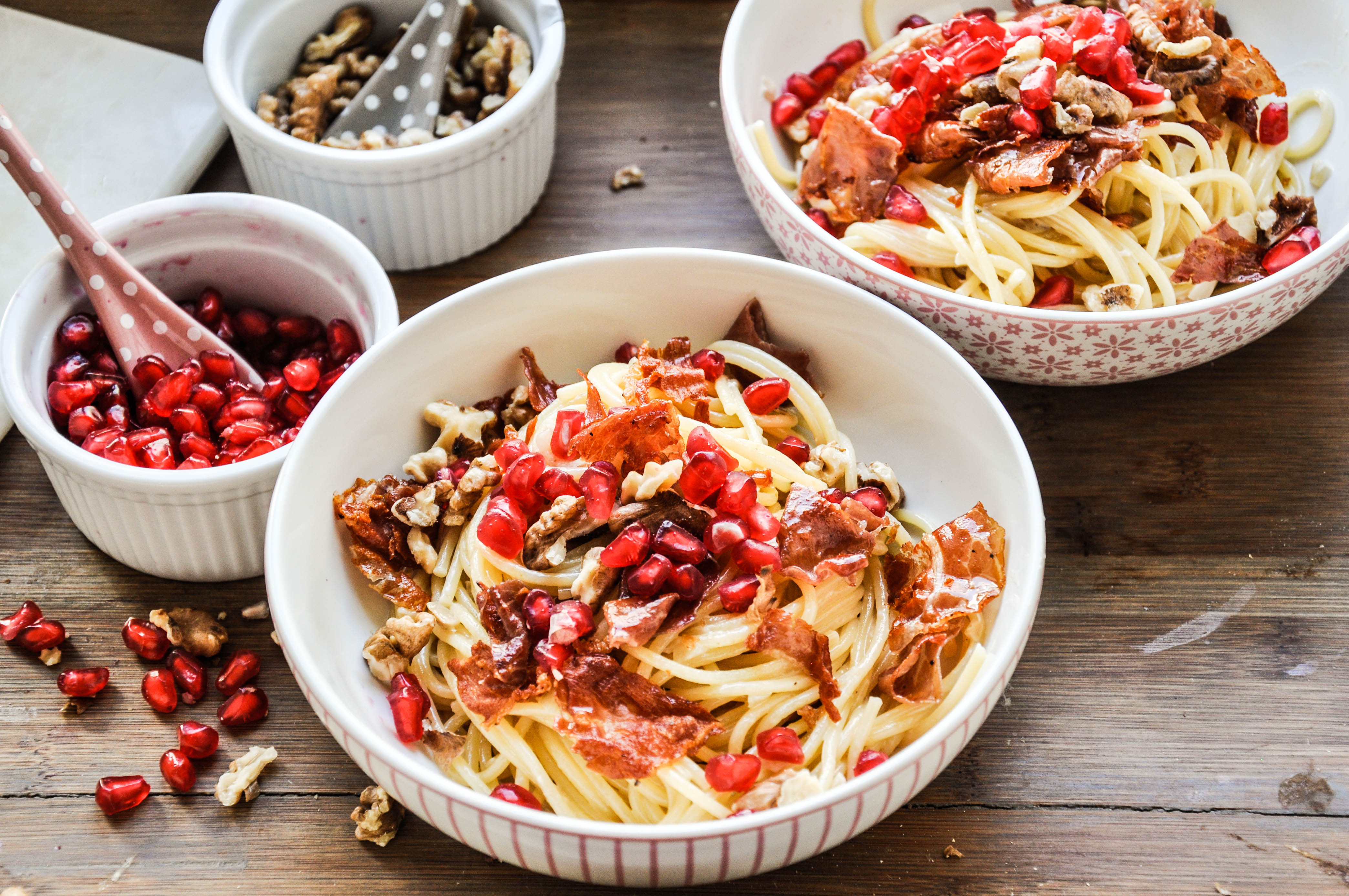 Spaghetti mit Granatapfel, Walnusskernen & Prosciutto