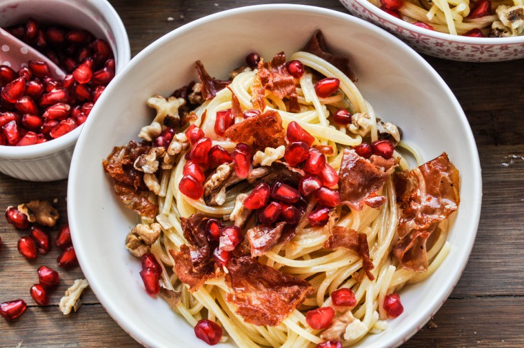 Tiny Spoon - Spaghetti mit Granatapfel, Walnusskernen & Prosciutto