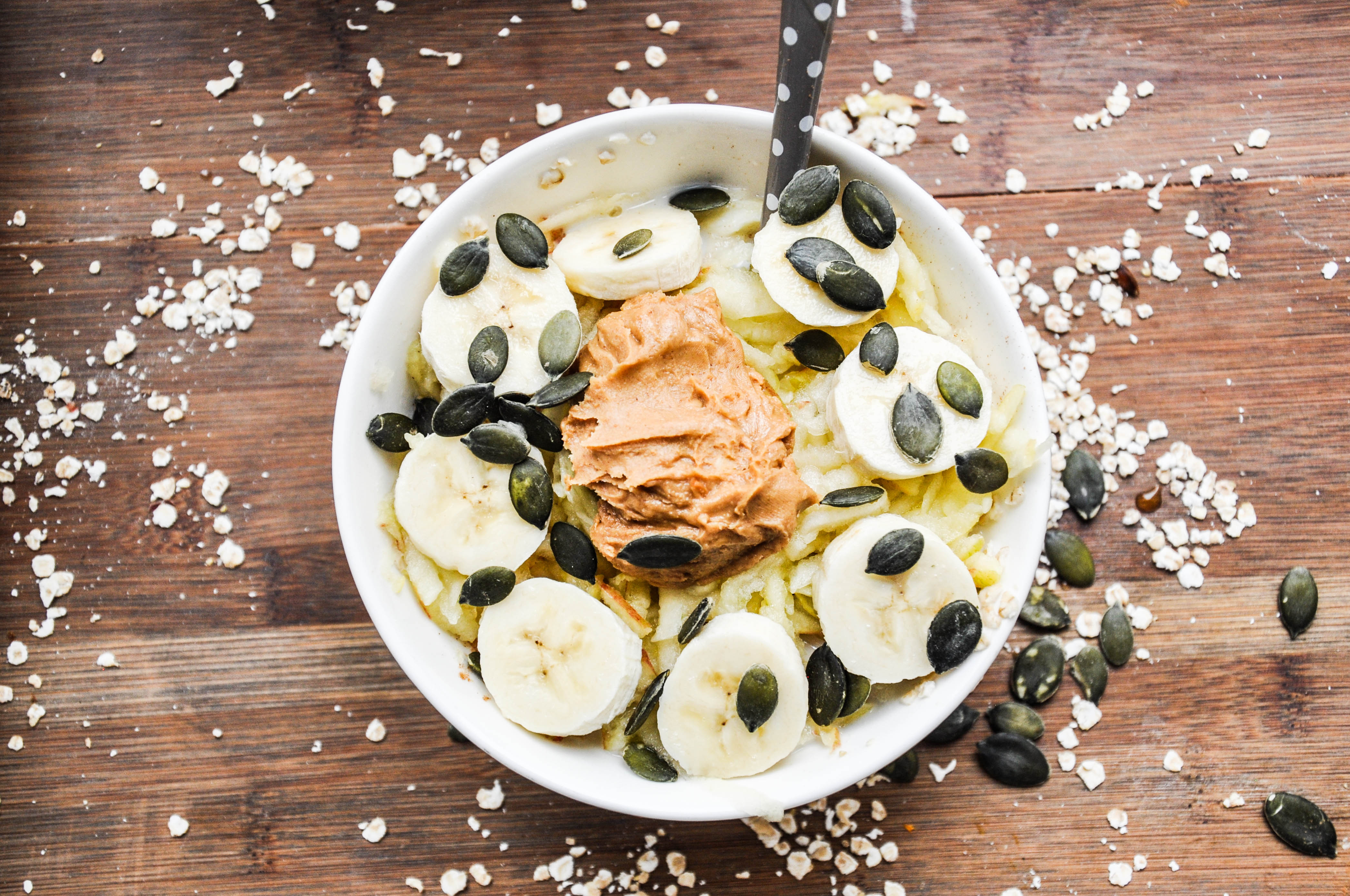 Express-Porridge mit Erdnussbutter, Banane & Apfel