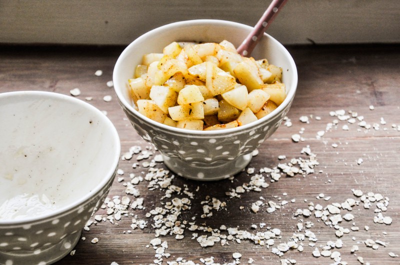 Getreide-Milch-Brei mit Vanillebirnen in brauner Butter • Tiny Spoon