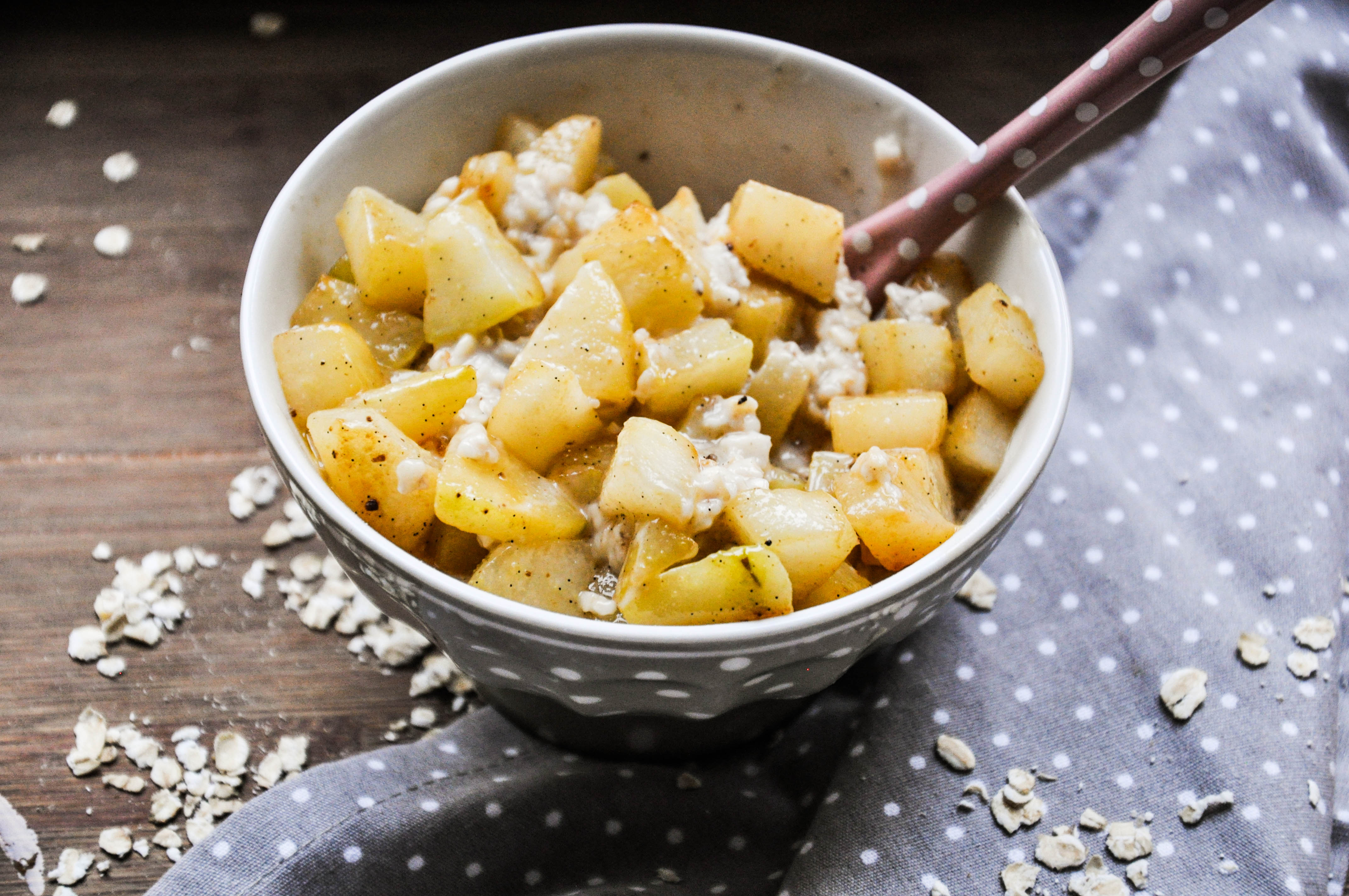 Getreide-Milch-Brei mit Vanillebirnen in brauner Butter