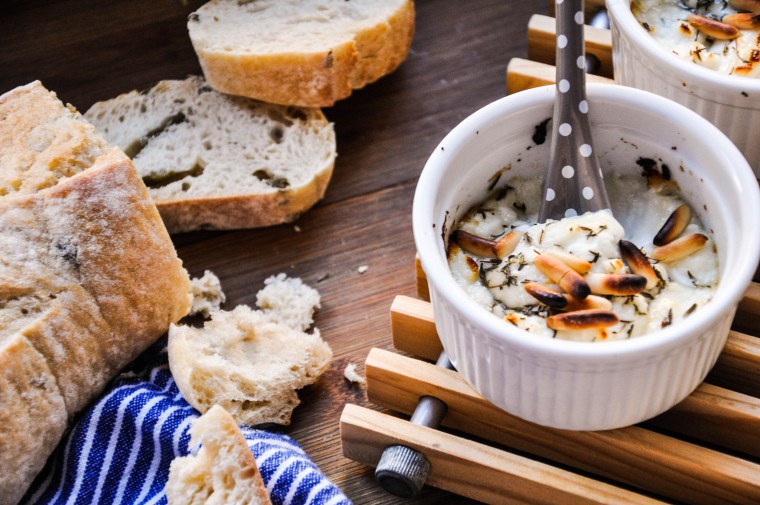 Gratinierter Ziegenkäse mit Honig &amp; Pinienkernen • Tiny Spoon
