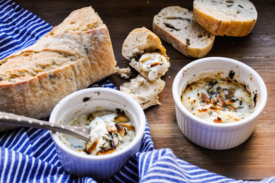 Tiny Spoon Rezepte - Gratinierter Ziegenkäse mit Honig & Pinienkernen