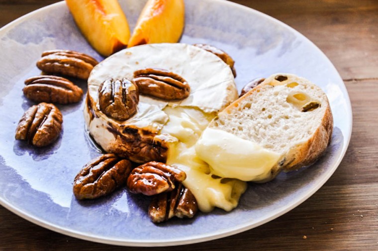 Tiny Spoon - Honig-Camembert mit Ahornsirup-Pekannusskernen