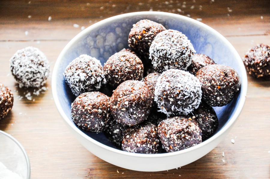 Tiny Spoon Rezepte - Dattel-Mandel-Energy-Balls