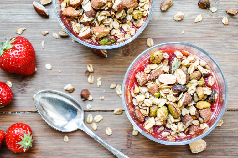 Tiny Spoon - Pistazien-Mandel-Granola mit Erdbeer-Chia-Mus