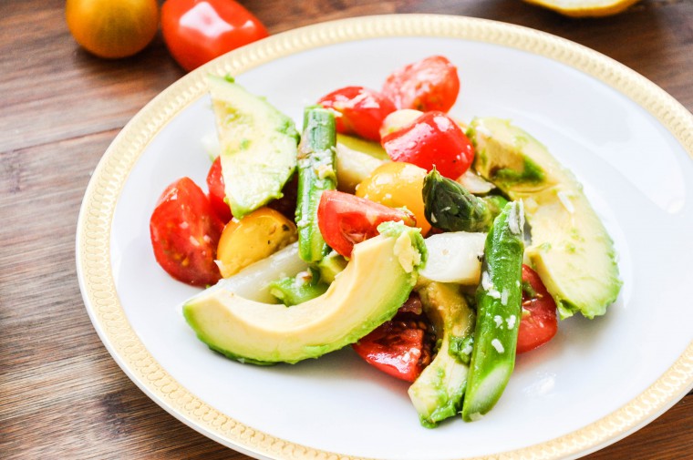 Tiny Spoon - Bunter Spargel-Tomaten-Salat mit Avocado & Parmesan-Zitronendressing