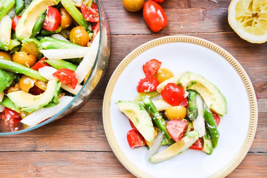 Tiny Spoon Rezepte - Bunter Spargel-Tomaten-Salat mit Avocado & Parmesan-Zitronendressing