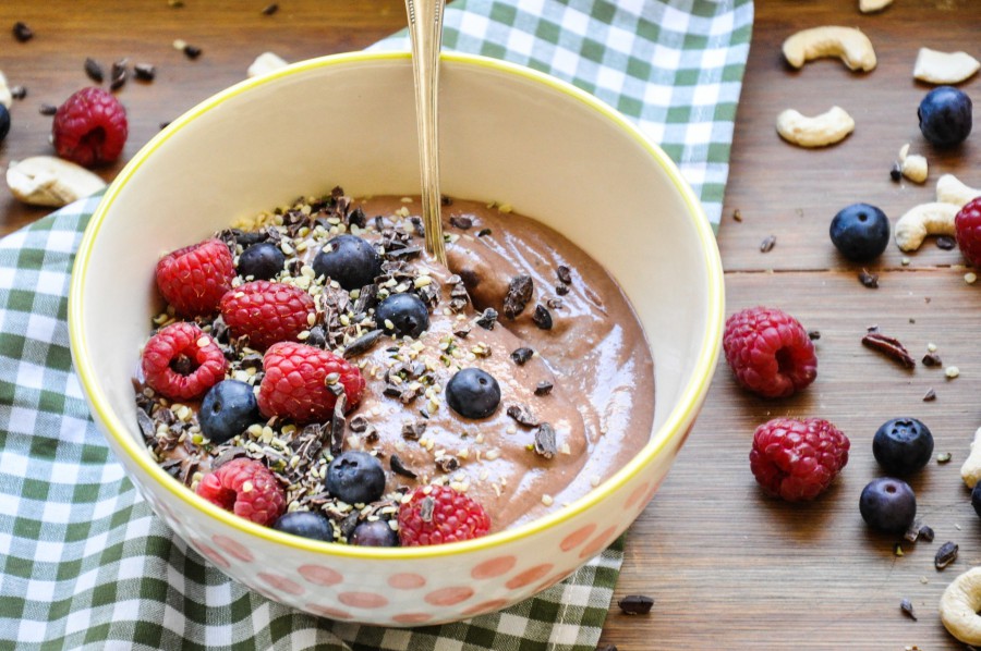 Tiny Spoon Rezepte - Schoko-Cashew-Smoothie-Bowl