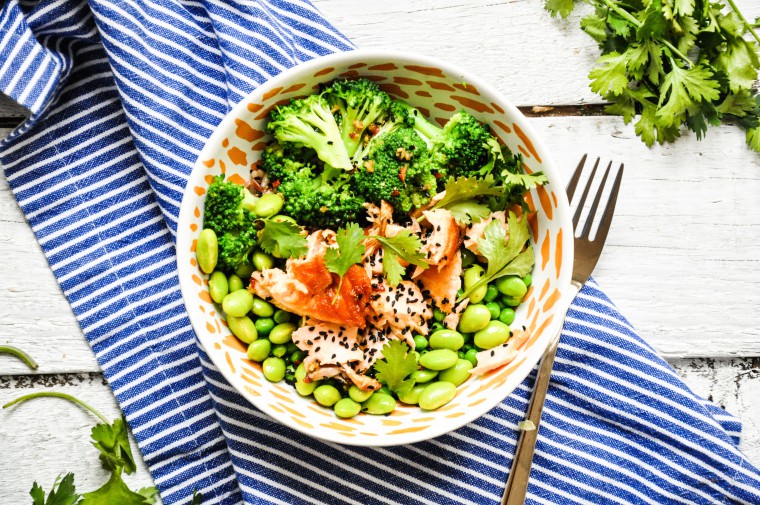 Tiny Spoon - Lachs auf Wildreis mit Edamame, Brokkoli, Erbsen und Soja-Dressing