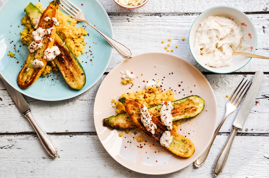 Tiny Spoon Rezepte - Zucchini auf gelben Linsen mit Cashewcreme