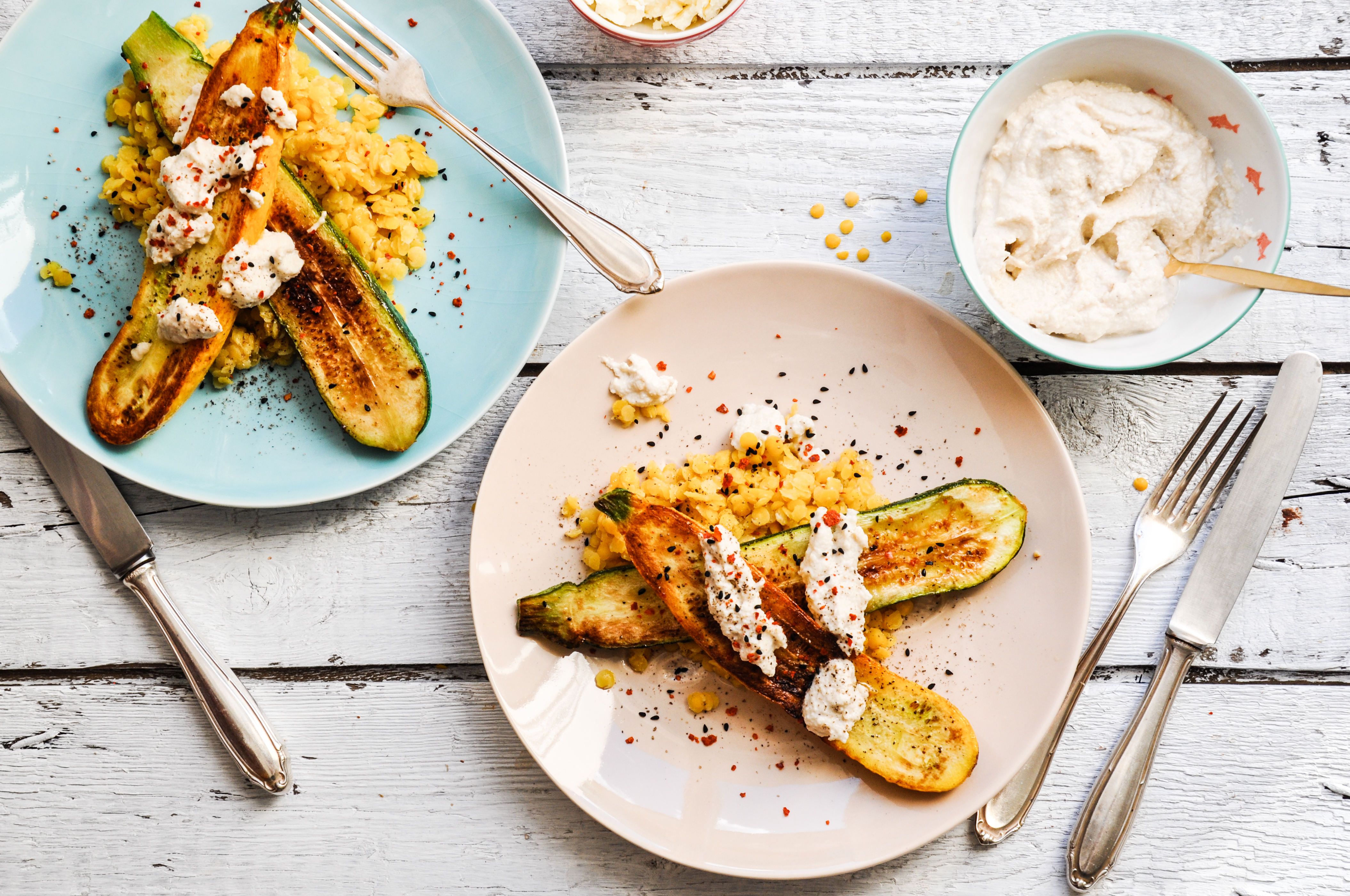 Zucchini auf gelben Linsen mit Cashewcreme