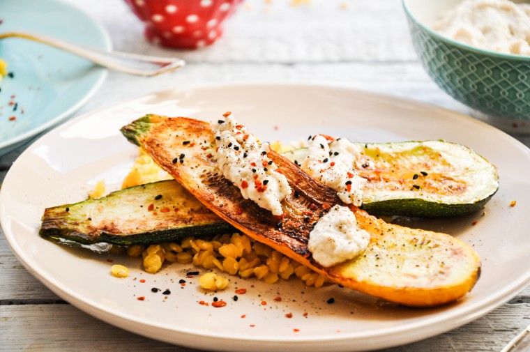 Zucchini auf gelben Linsen mit Cashewcreme • Tiny Spoon