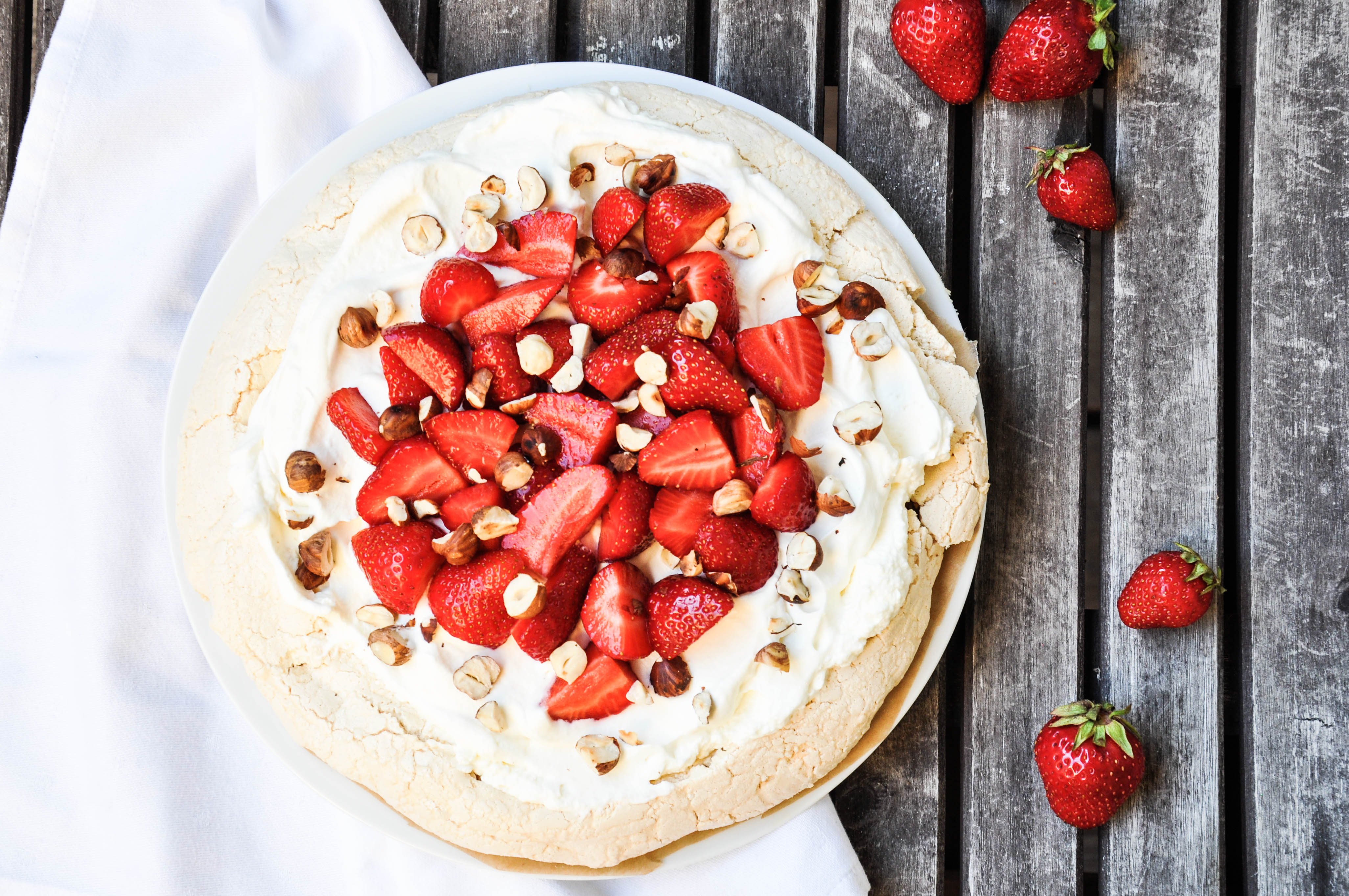 Pavlova mit Erdbeeren
