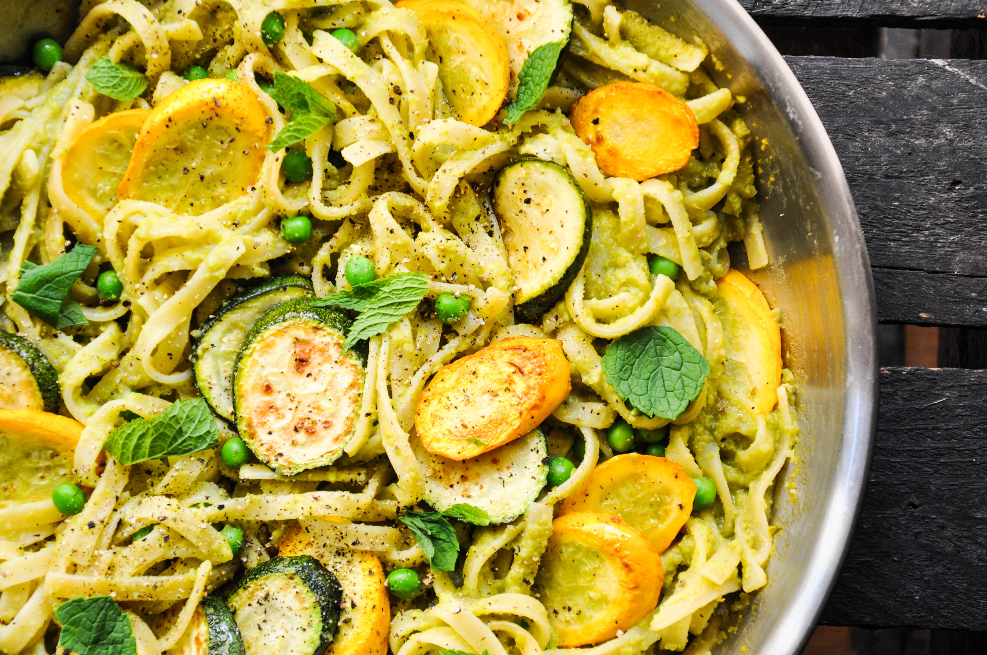 Pasta mit Erbsenpesto und Zucchini