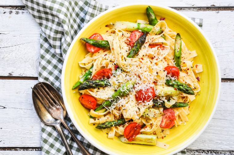 Tiny Spoon - Linguine mit grünem Spargel in Parmesanbutter