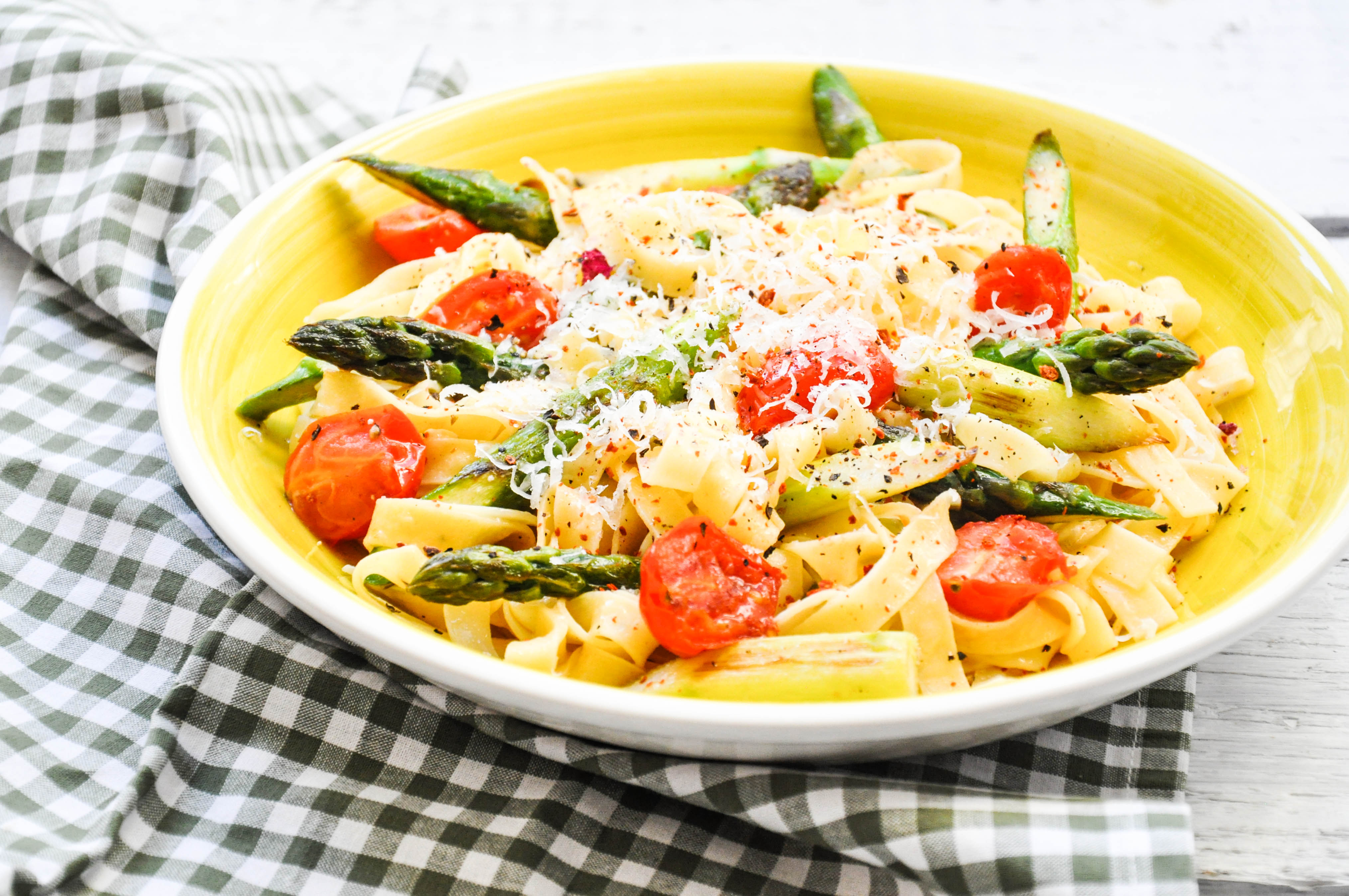 Linguine mit grünem Spargel in Parmesanbutter