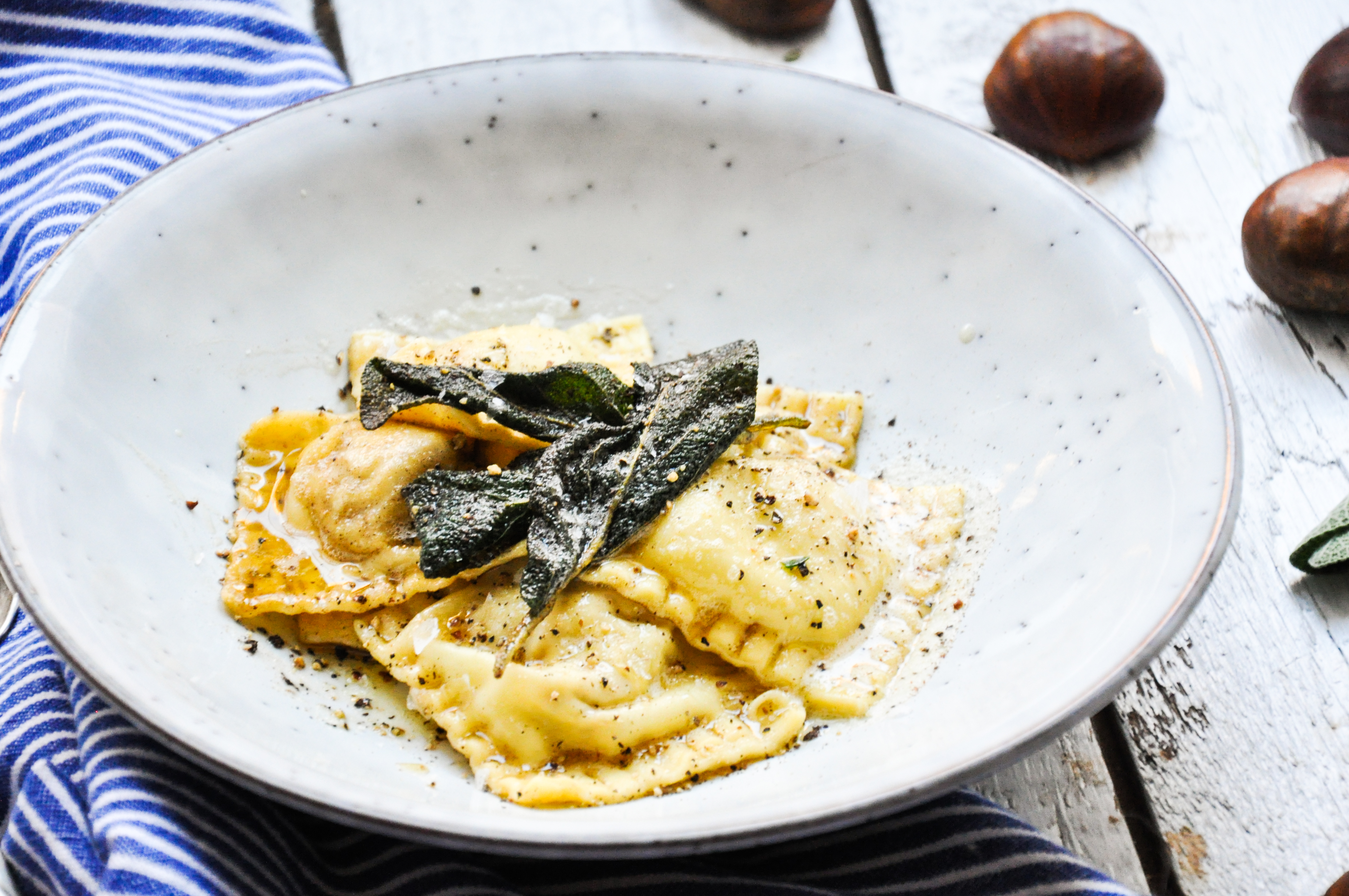 Apfel-Maroni-Ravioli mit Salbeibutter