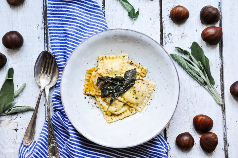 Apfel-Maroni-Ravioli mit Salbeibutter • Tiny Spoon