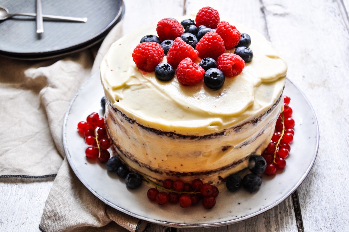 Glutenfreie Mandeltorte mit Vanille-Buttercreme • Tiny Spoon