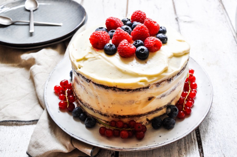 Glutenfreie Mandeltorte mit Vanille-Buttercreme • Tiny Spoon