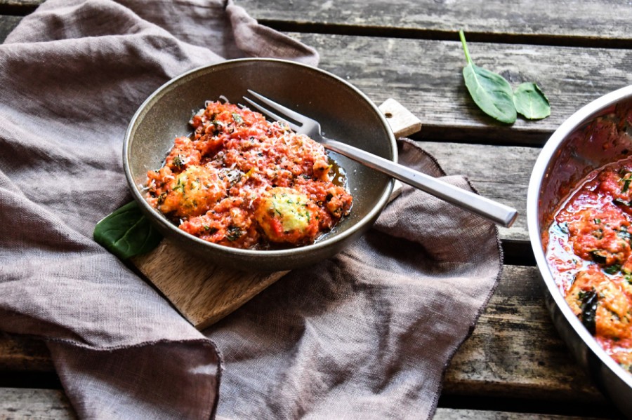 Tiny Spoon Rezepte - Spinat-Ricotta-Bällchen in Tomatensauce