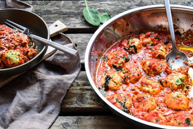 Tiny Spoon - Spinat-Ricotta-Bällchen in Tomatensauce